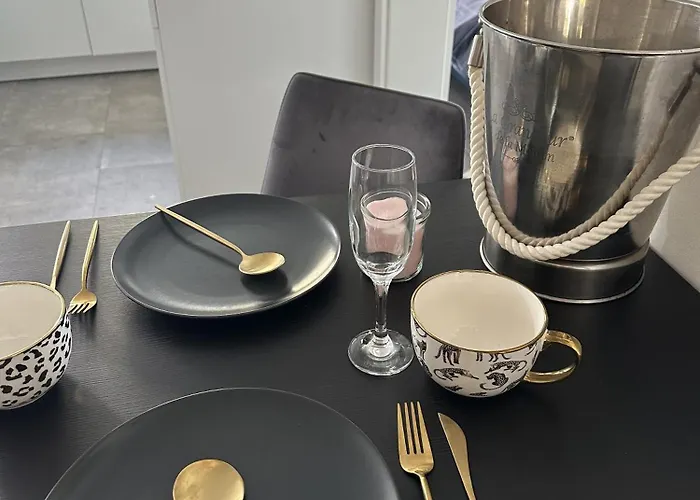 Deluxe Mit Terrasse アパート ドゥイスブルグ